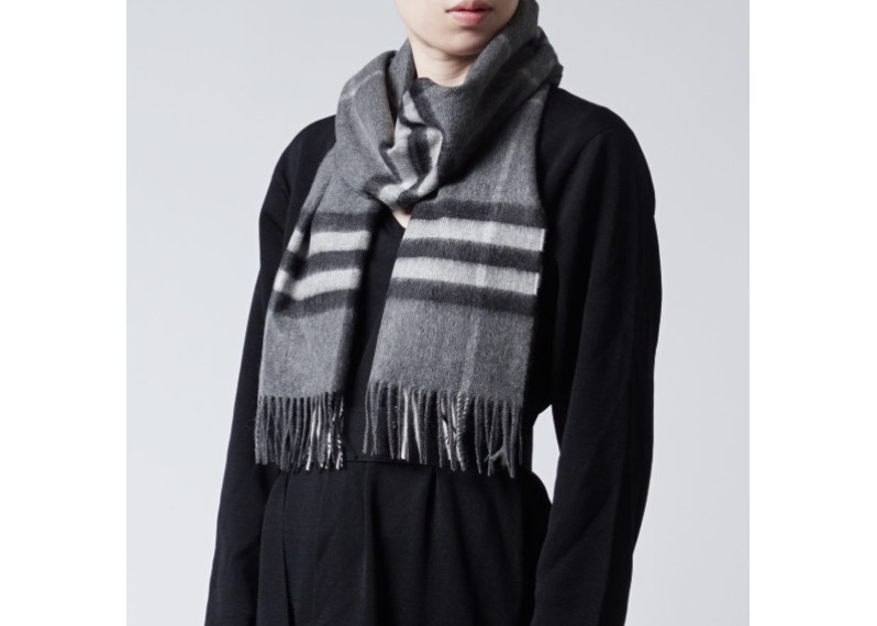 BURBERRY Classic Cashmere Scarf in Check - Mid Grey
